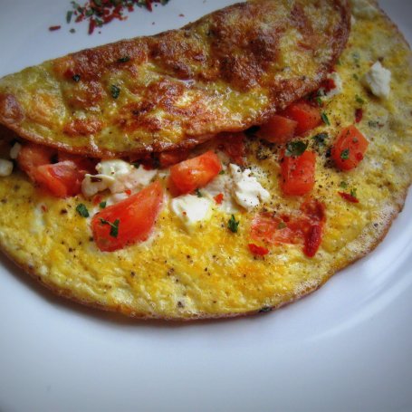 Krok 3 - Omlet z pomidorkiem i fetą foto