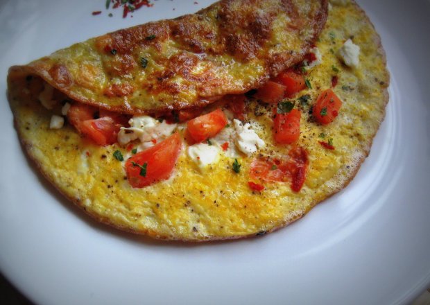 Fotografia przedstawiająca Omlet z pomidorkiem i fetą