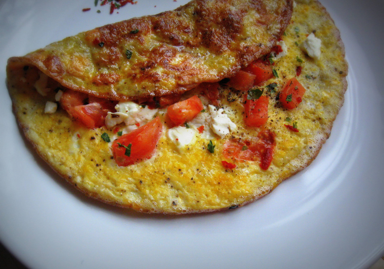 Omlet z pomidorkiem i fetą foto
