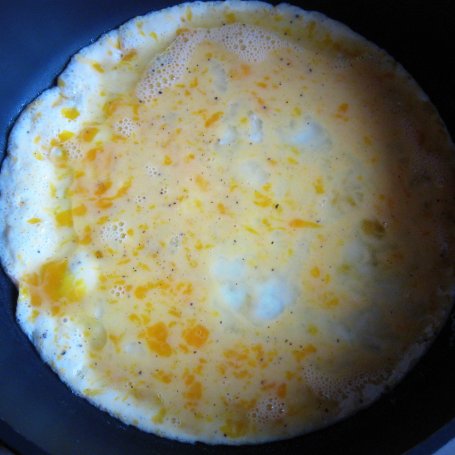 Krok 1 - Omlet z pomidorkiem i fetą foto