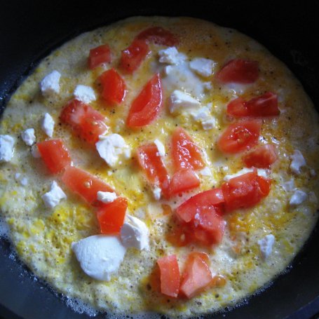 Krok 2 - Omlet z pomidorkiem i fetą foto