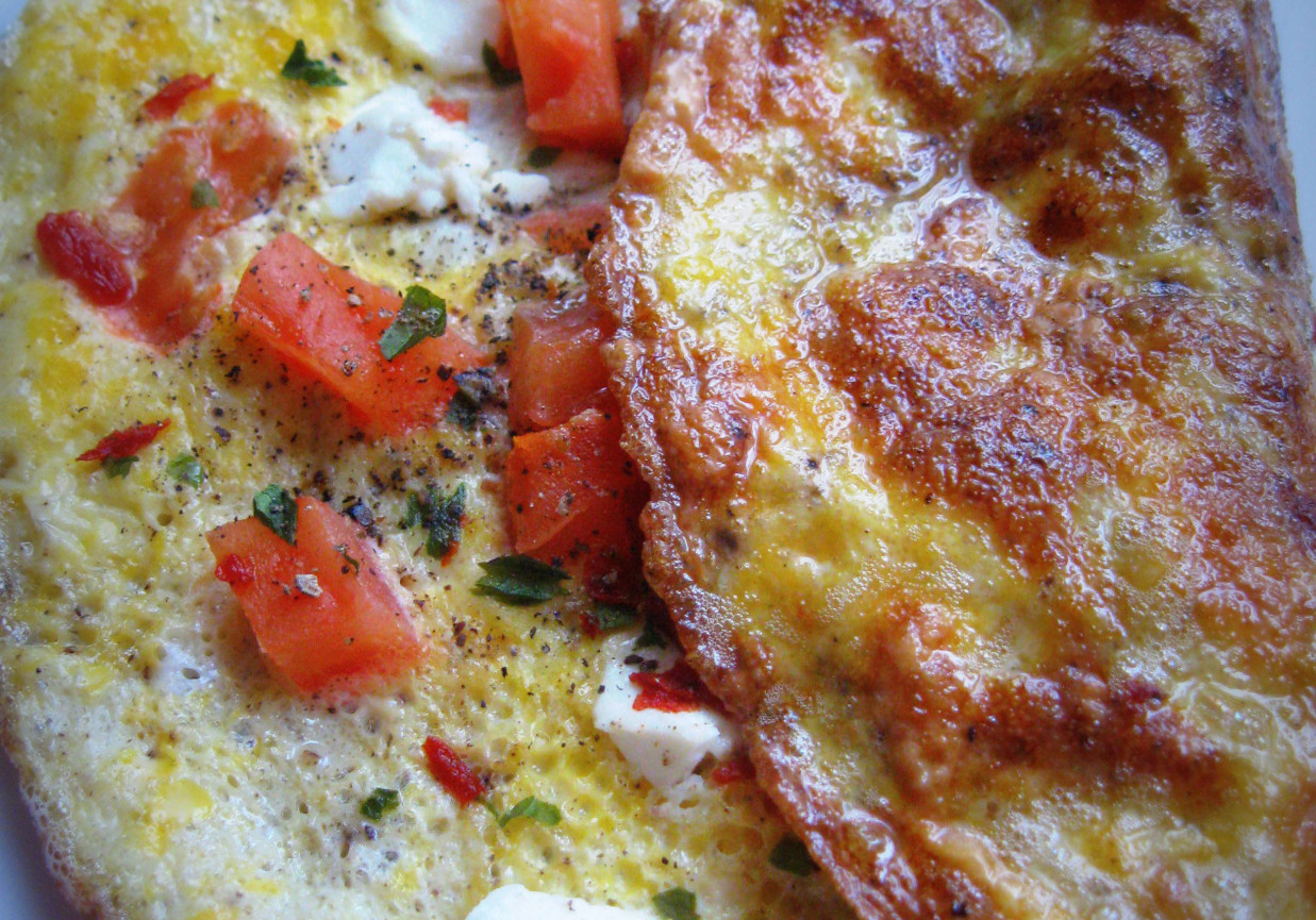 Omlet z pomidorkiem i fetą foto