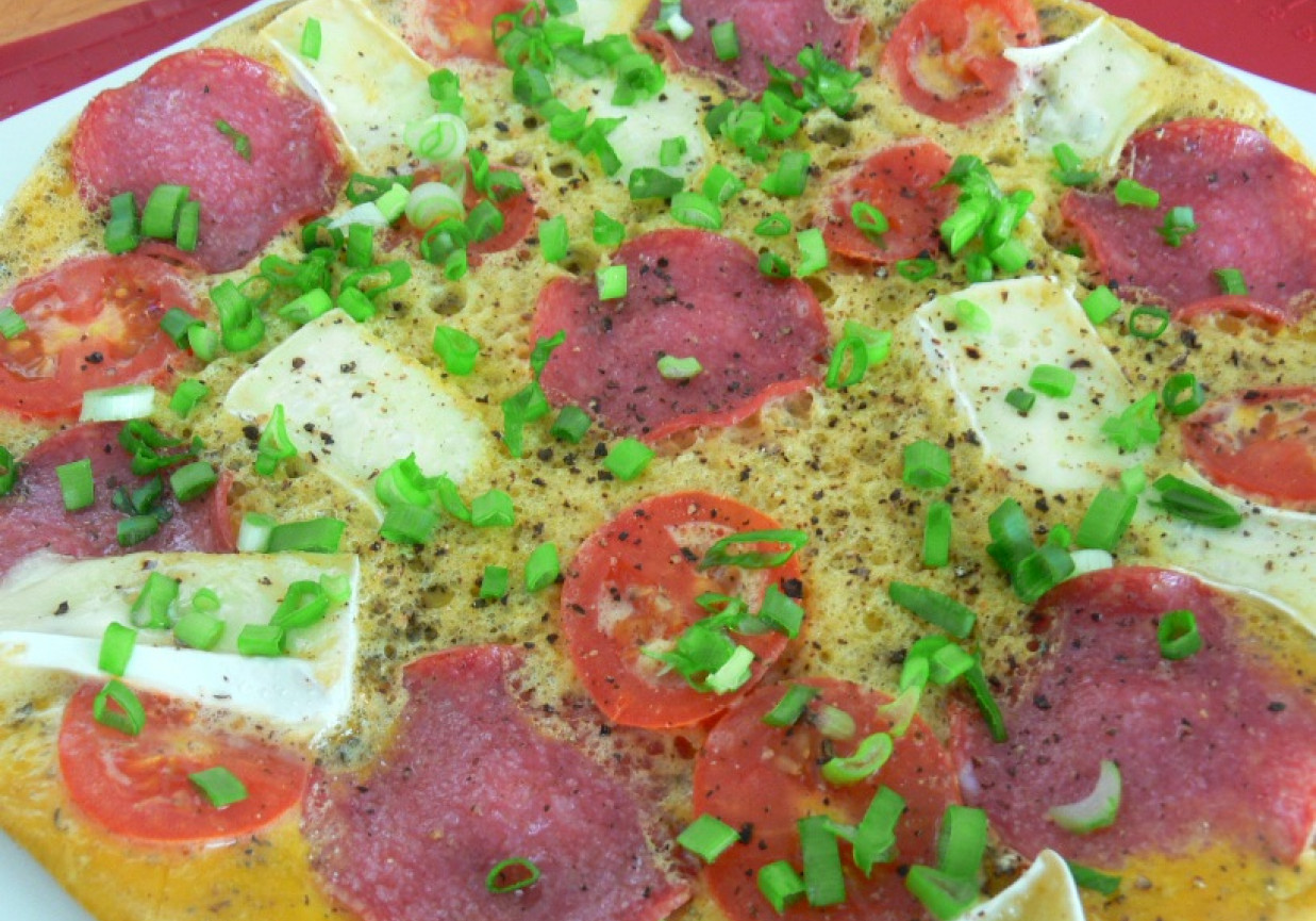 Omlet z salami i camembertem foto