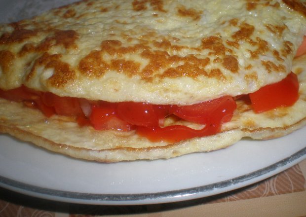 Fotografia przedstawiająca Omlet z serem i pomidorami, czyli smaczne śniadanie