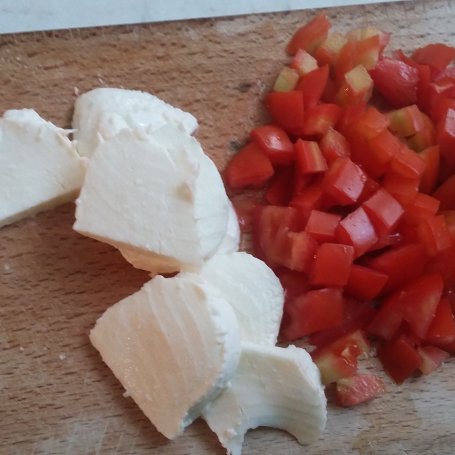 Krok 2 - Omlet z serem mozzarella, pomidorami i kiełkami foto