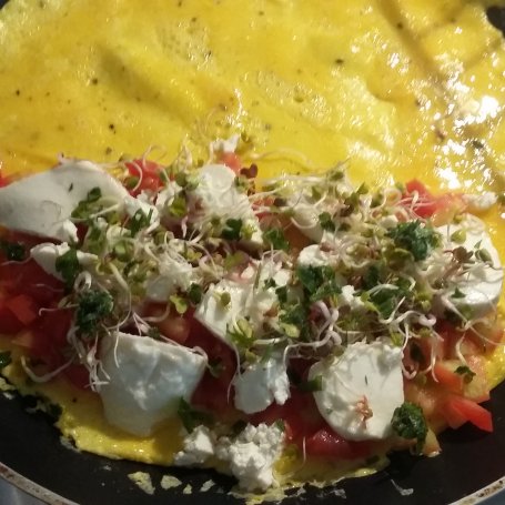 Krok 4 - Omlet z serem mozzarella, pomidorami i kiełkami foto
