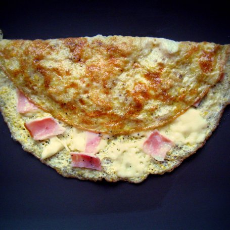 Krok 3 - Omlet z serem żółtym i szynką foto