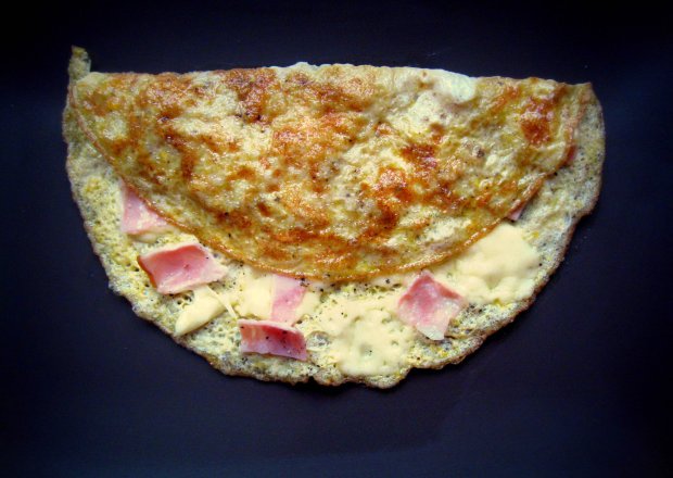 Fotografia przedstawiająca Omlet z serem żółtym i szynką