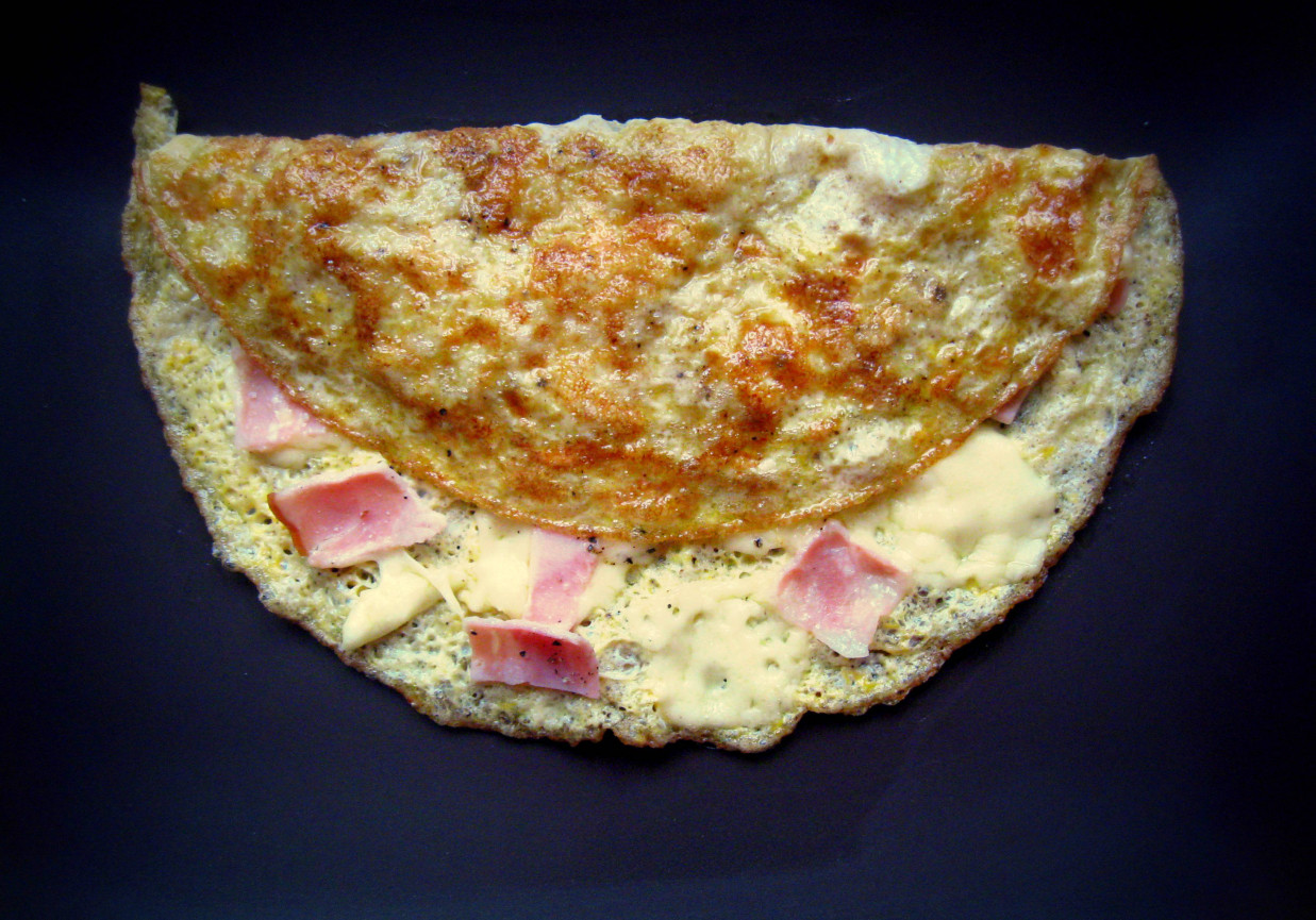 Omlet z serem żółtym i szynką foto