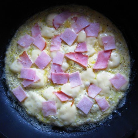 Krok 2 - Omlet z serem żółtym i szynką foto