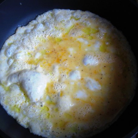 Krok 1 - Omlet z serem żółtym i szynką foto