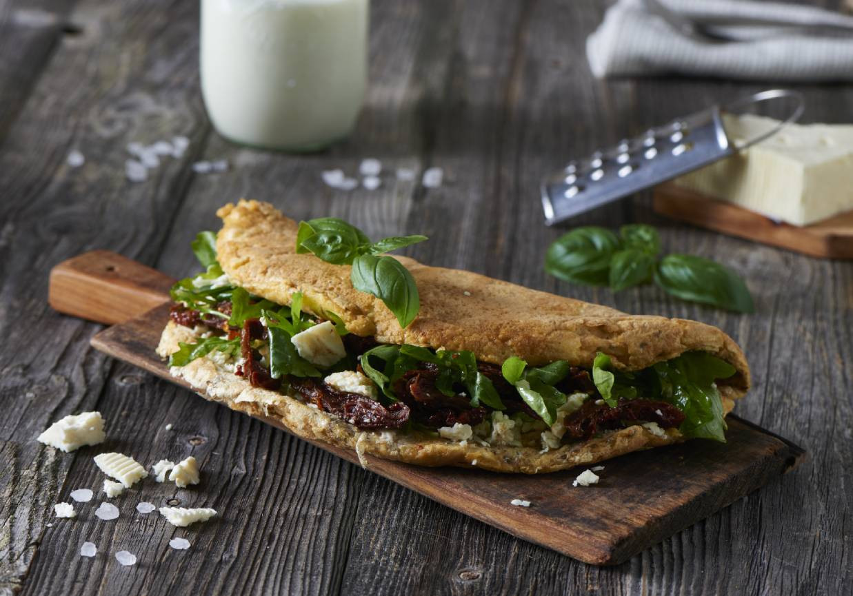 Omlet z serkiem, suszonymi pomidorami, kaparami i rukolą foto