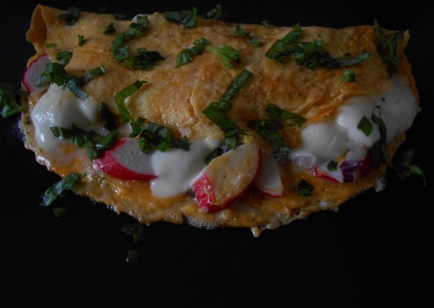Fotografia przedstawiająca Omlet z surimi i mozzarellą