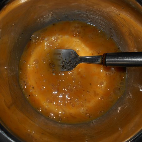 Krok 1 - Omlet z surimi i mozzarellą foto