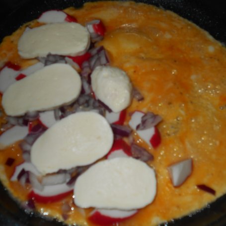 Krok 2 - Omlet z surimi i mozzarellą foto