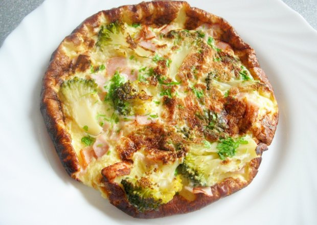 Fotografia przedstawiająca Omlet z szynką, brokułem i pietruszką