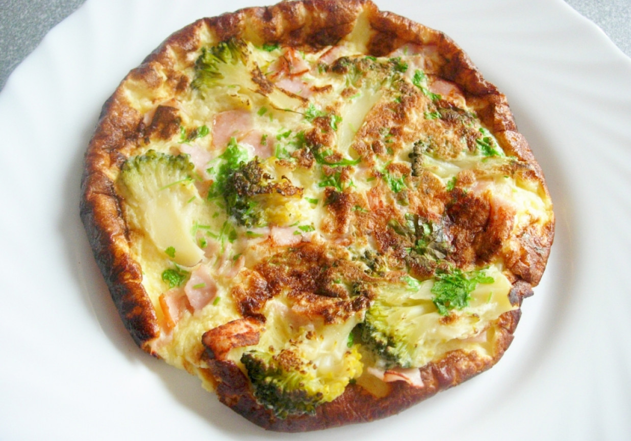 Omlet z szynką, brokułem i pietruszką foto