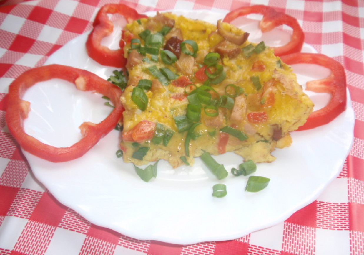 Omlet z szynką i czerwoną papryką . foto