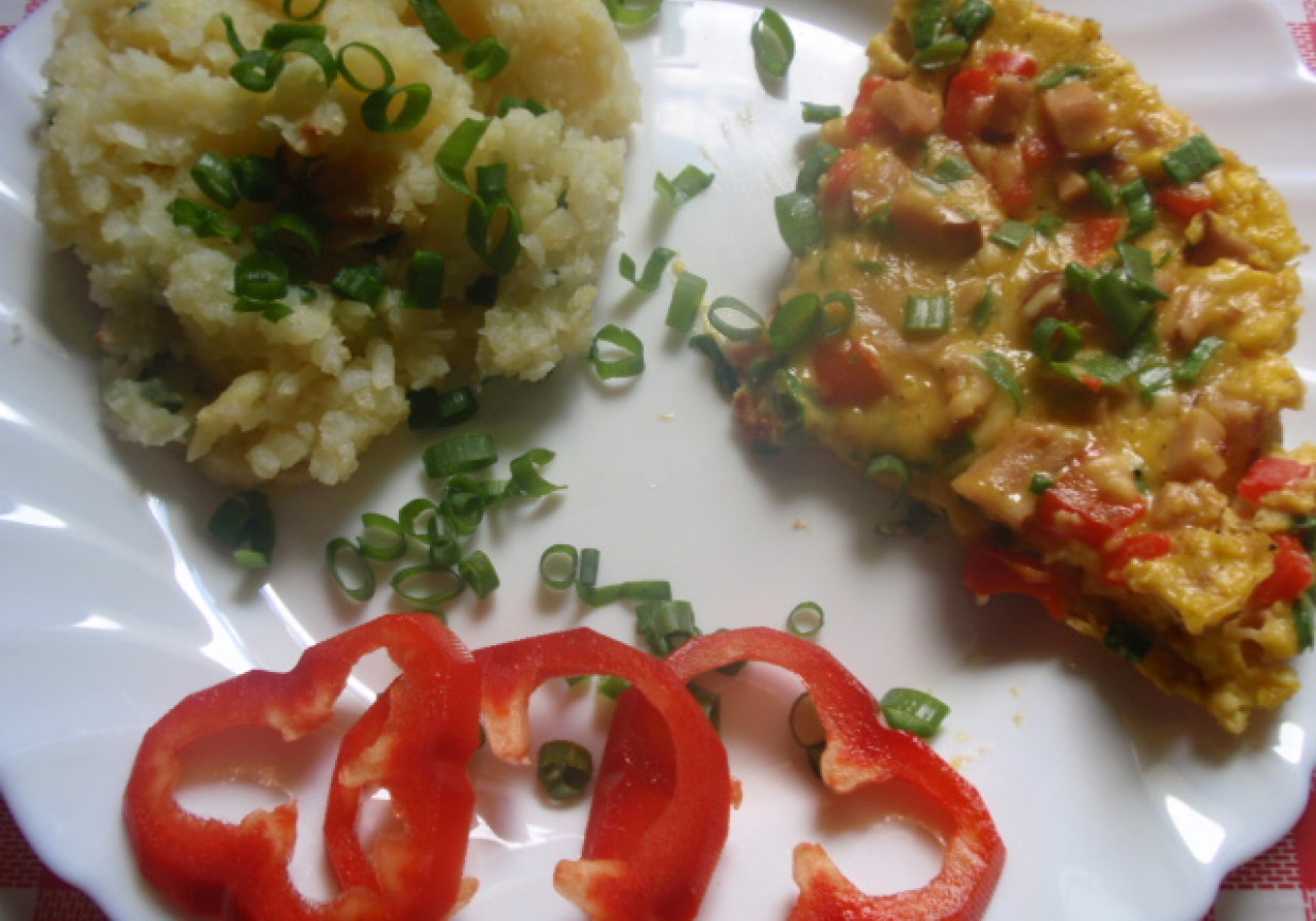 Omlet z szynką i czerwoną papryką . foto