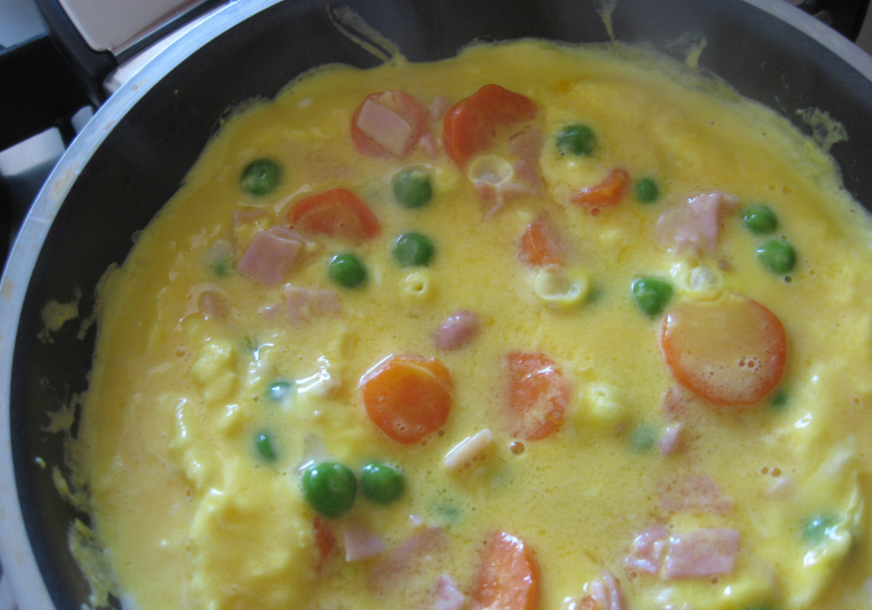 Omlet z szynką i groszkiem foto