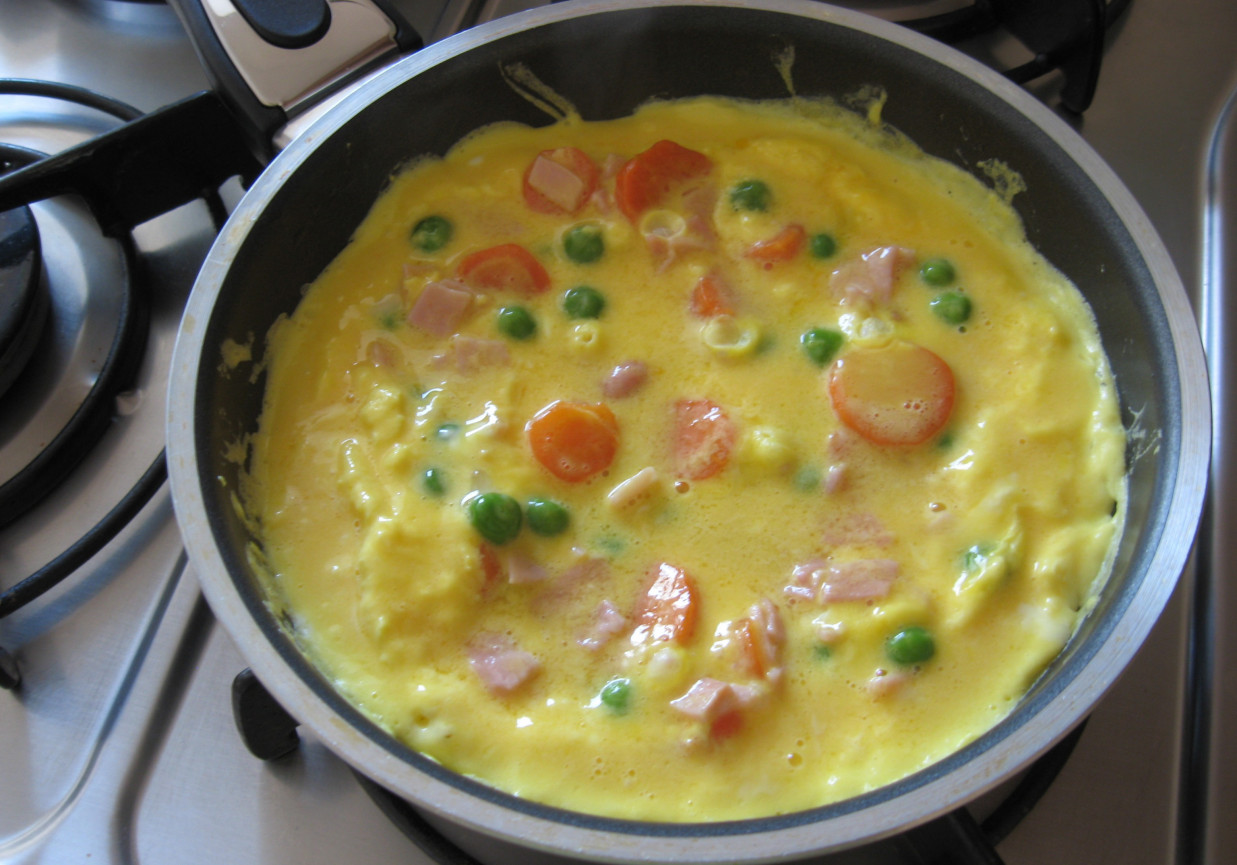 Omlet z szynką i groszkiem foto