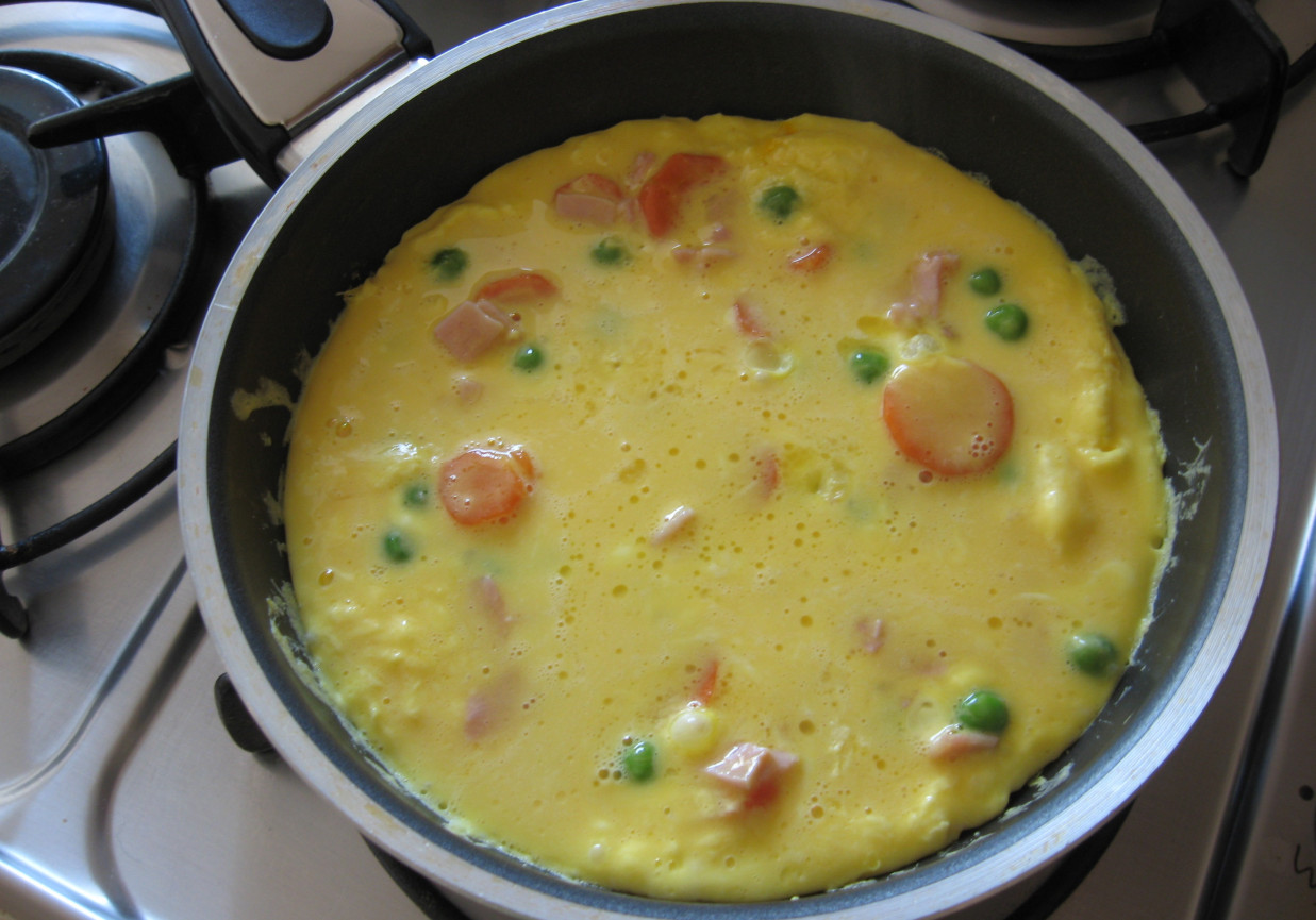 Omlet z szynką i groszkiem foto