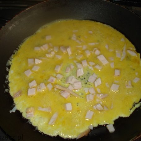 Krok 2 - Omlet z szynką i innymi  dodatkami foto