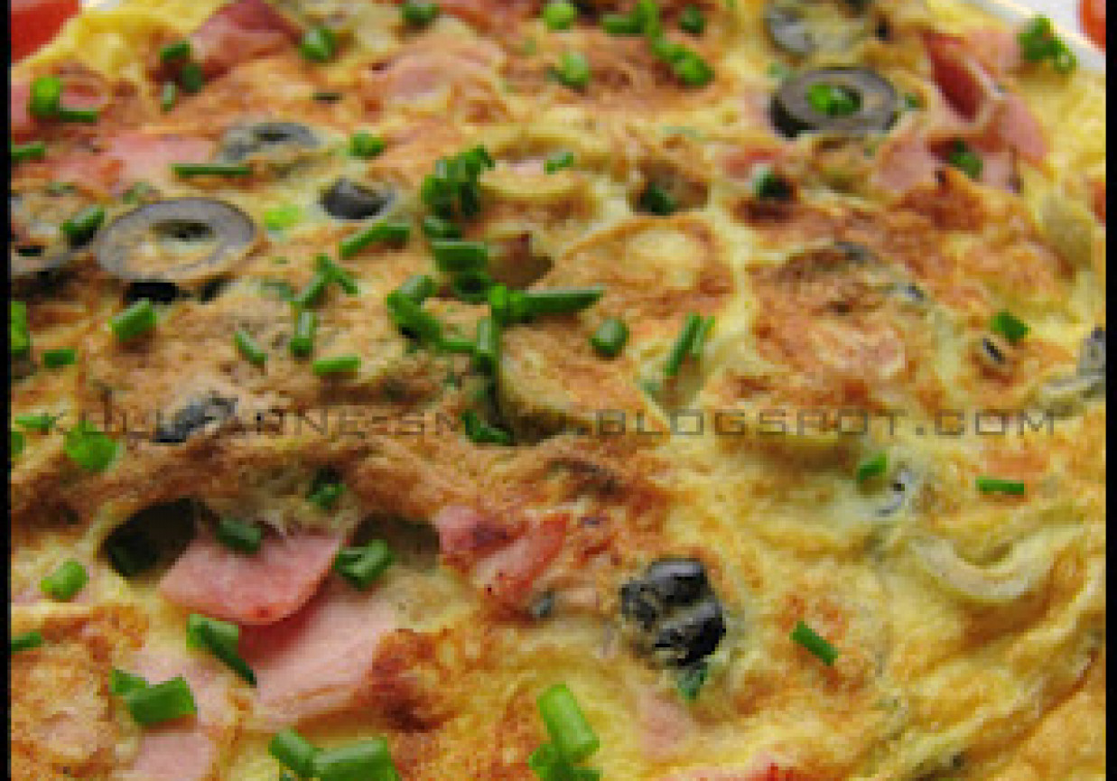 Omlet z szynką i oliwkami foto