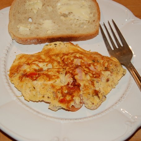 Krok 3 - omlet z szynką i papryką foto