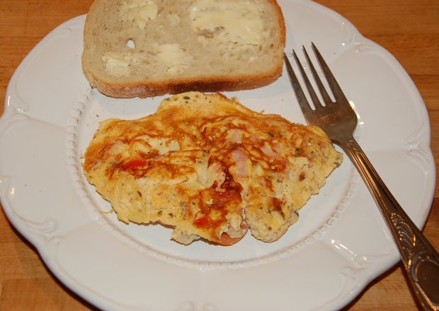Fotografia przedstawiająca omlet z szynką i papryką