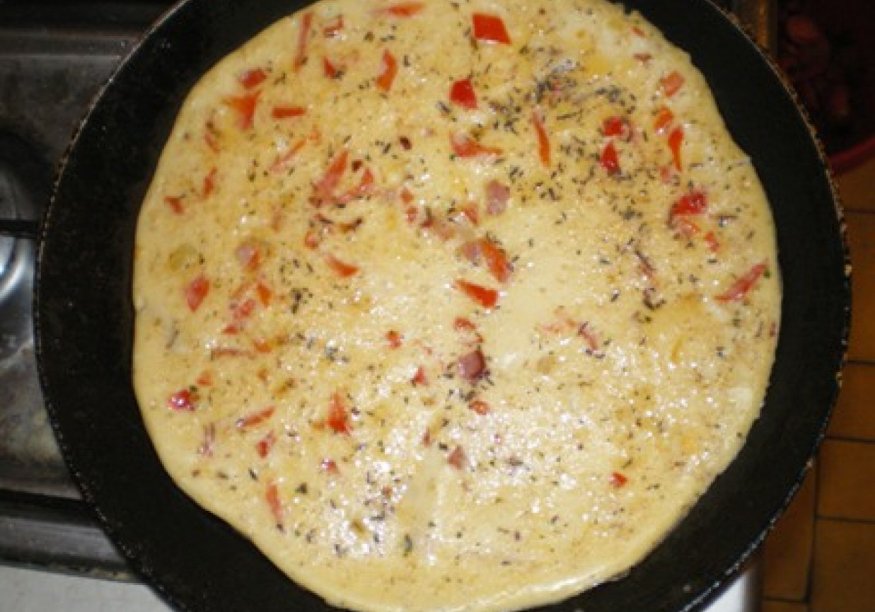 Omlet z szynką i papryką foto