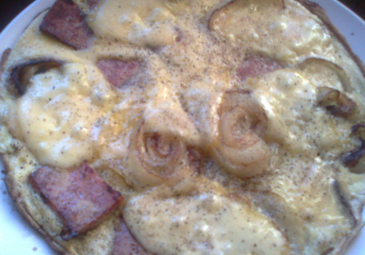 omlet z szynką konserwową, cebulą i żółtym serem foto