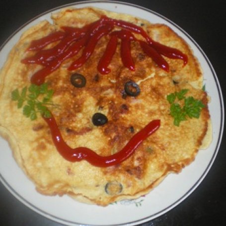 Krok 3 - Omlet z szynką, oliwkami, kaparami i suszonymi pomidorami foto
