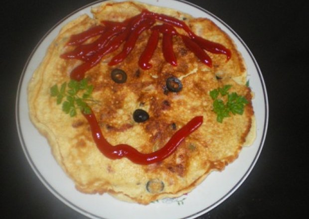 Fotografia przedstawiająca Omlet z szynką, oliwkami, kaparami i suszonymi pomidorami