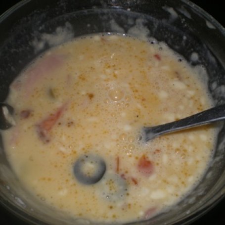 Krok 1 - Omlet z szynką, oliwkami, kaparami i suszonymi pomidorami foto