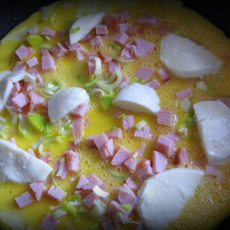 Krok 2 - Omlet z szynką, porem i mozzarellą foto