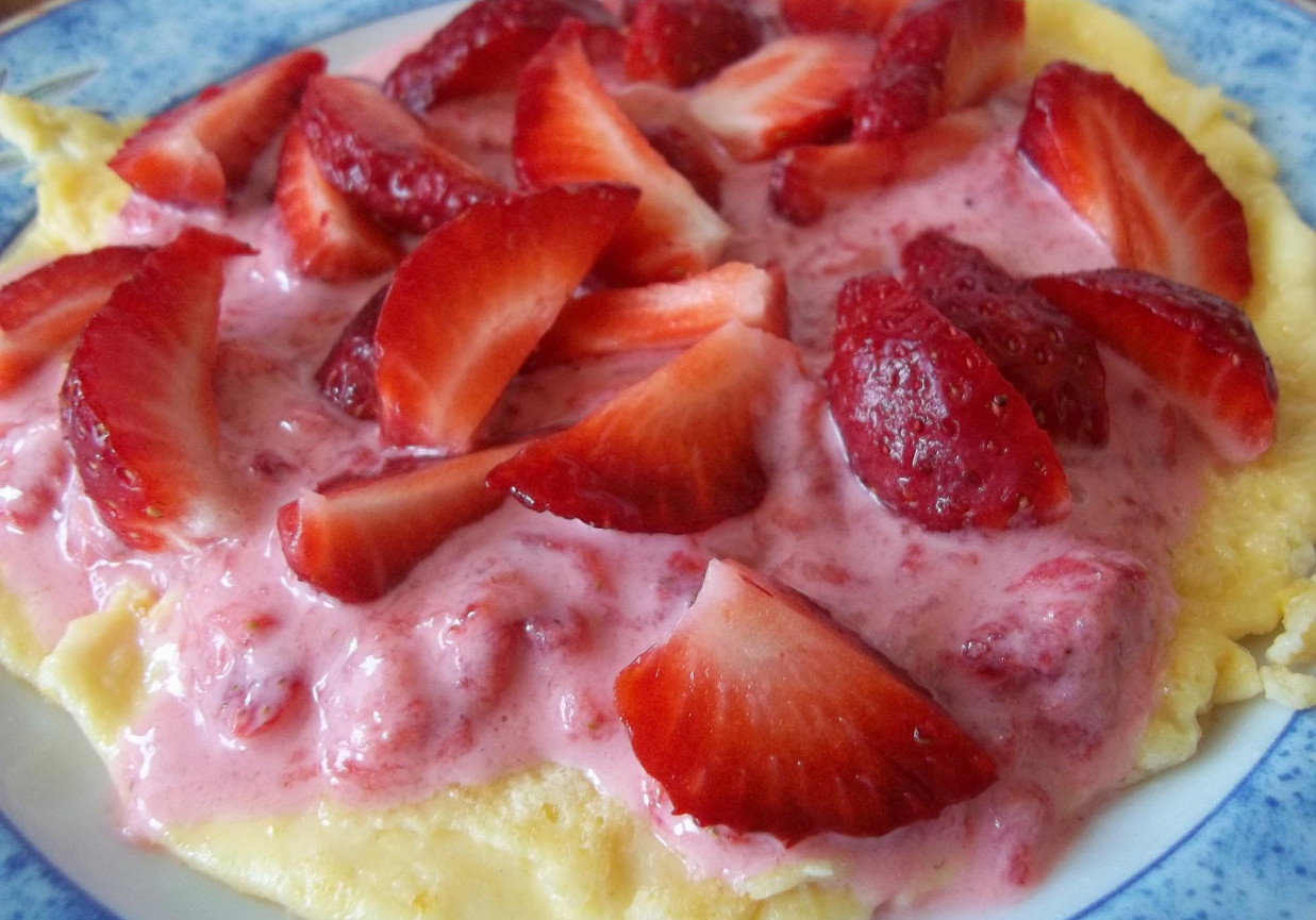 Omlet z truskawkami foto