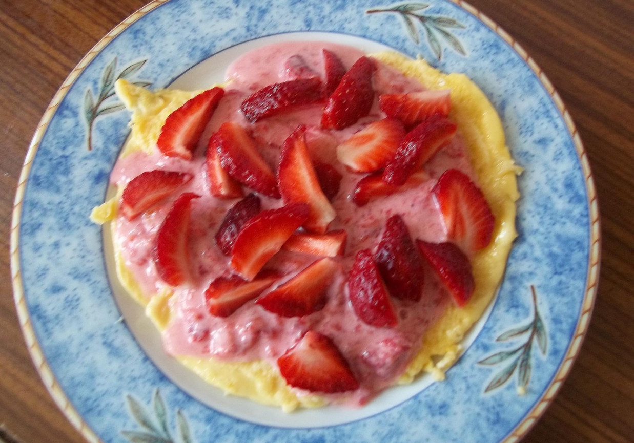 Omlet z truskawkami foto