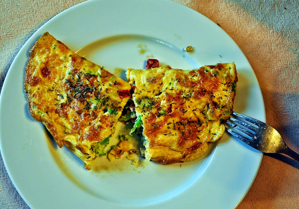 Omlet z warzywami (brokuł, papryka, kukurydza) foto