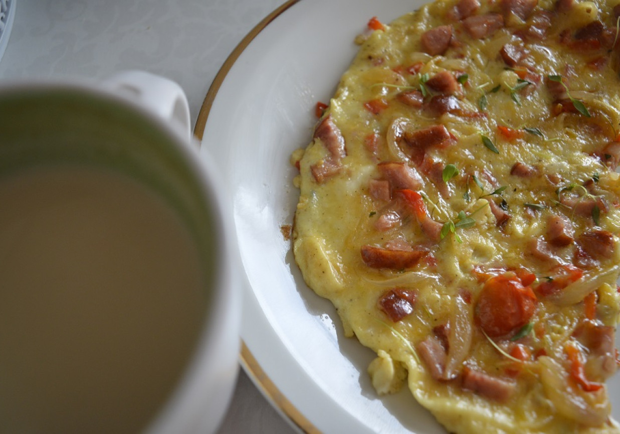 Omlet z warzywami i kiełbaską foto