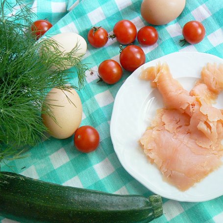 Krok 1 - Omlet z warzywami i łososiem wędzonym foto