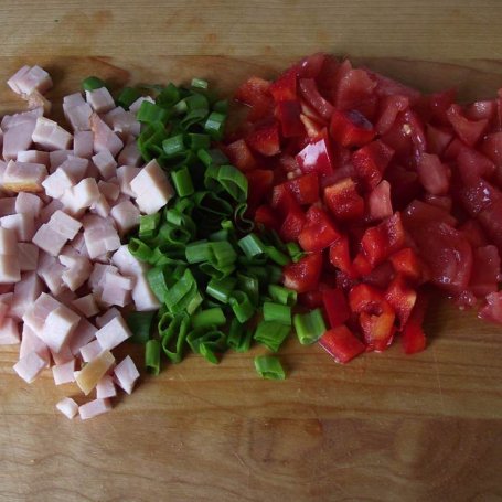 Krok 1 - Omlet z warzywami i polędwicą sopocką - mocno wypieczony  foto