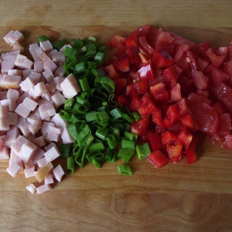 Krok 1 - Omlet z warzywami i polędwicą sopocką - mocno wypieczony foto