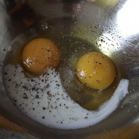 Krok 2 - Omlet z warzywami i polędwicą sopocką - mocno wypieczony foto