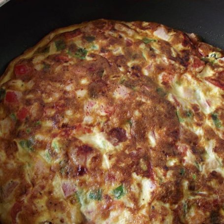 Krok 6 - Omlet z warzywami i polędwicą sopocką - mocno wypieczony foto