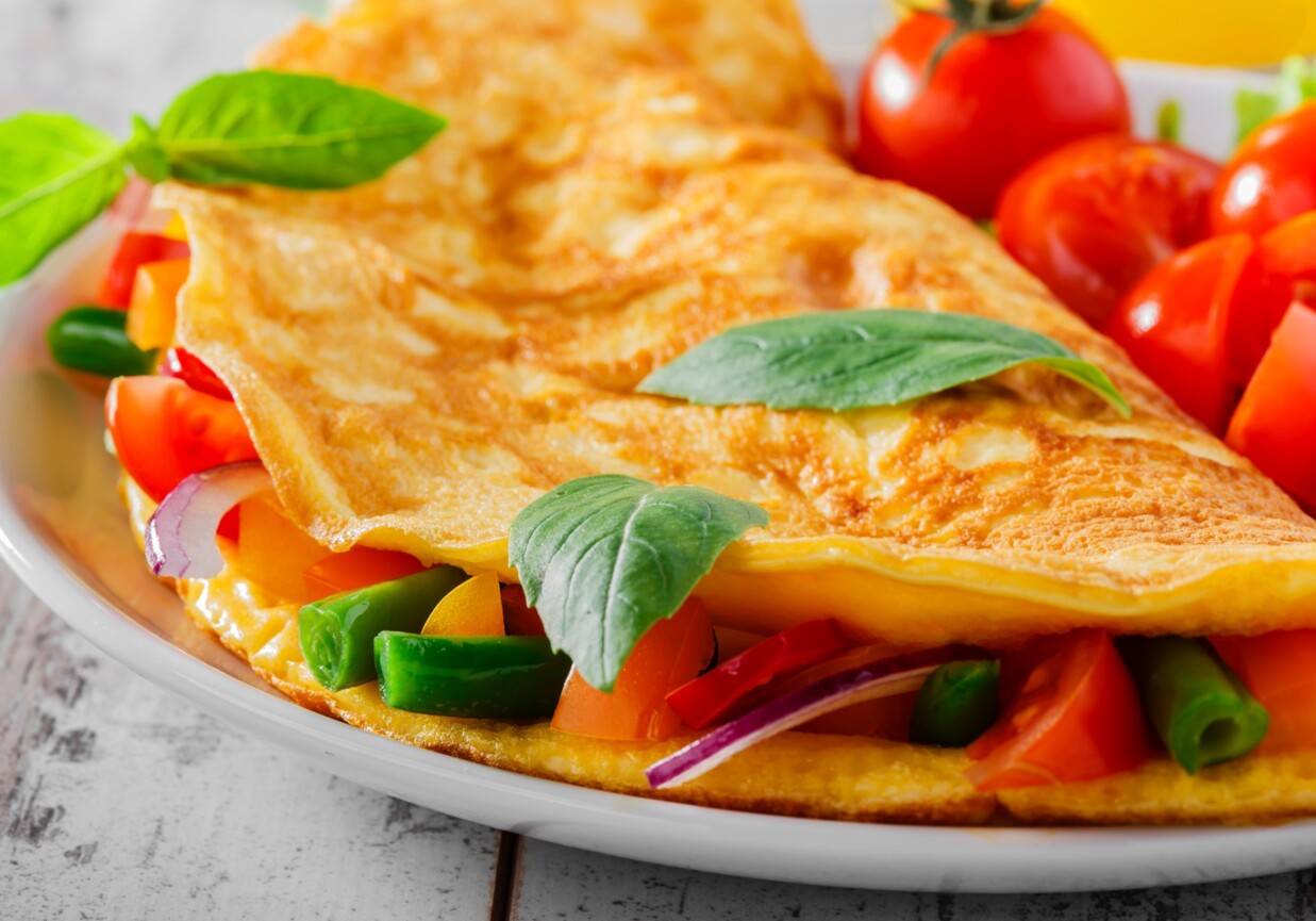 Omlet z warzywami i polędwicą z indyka foto