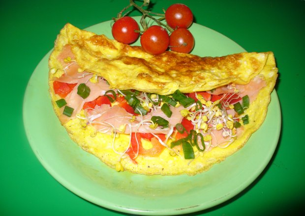 Fotografia przedstawiająca Omlet z warzywami i rybą