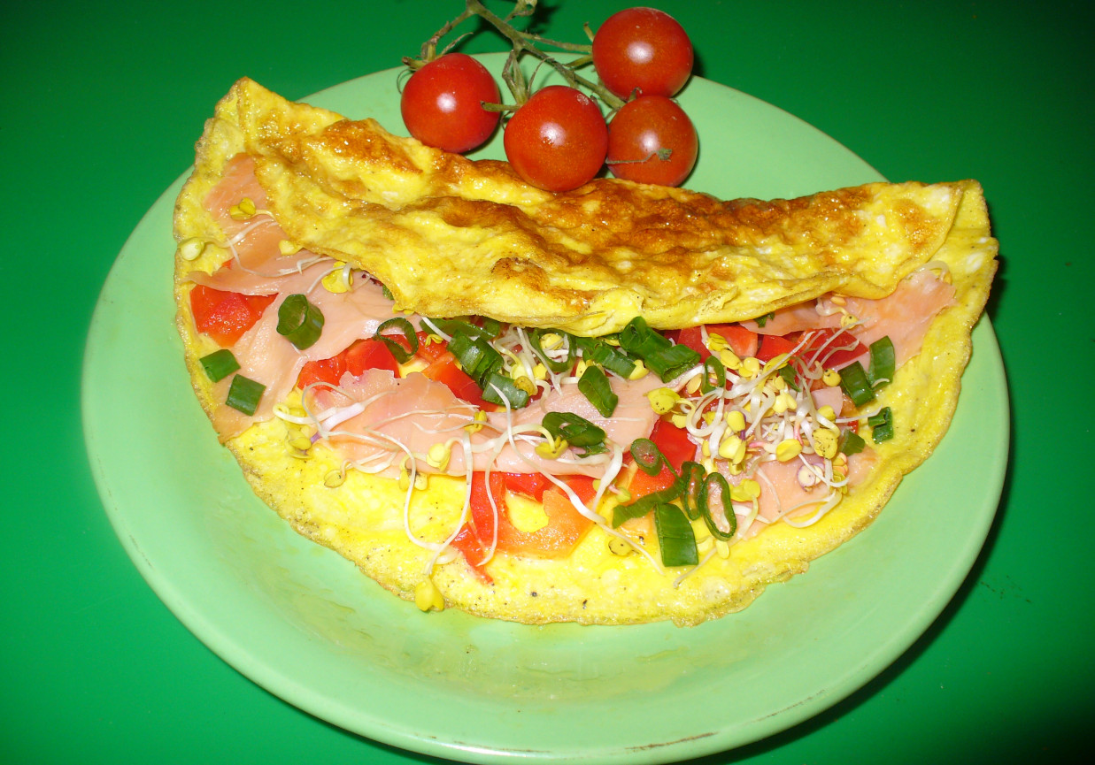 Omlet z warzywami i rybą  foto