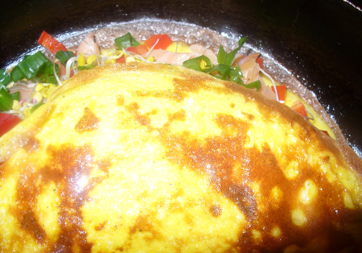 Omlet z warzywami i rybą  foto