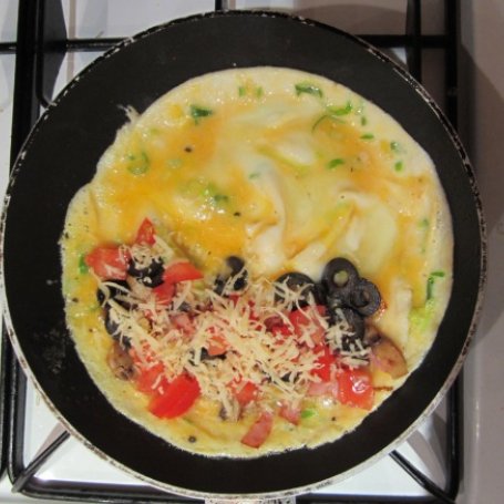 Krok 2 - Omlet z warzywami, szynka i zoltym serem foto